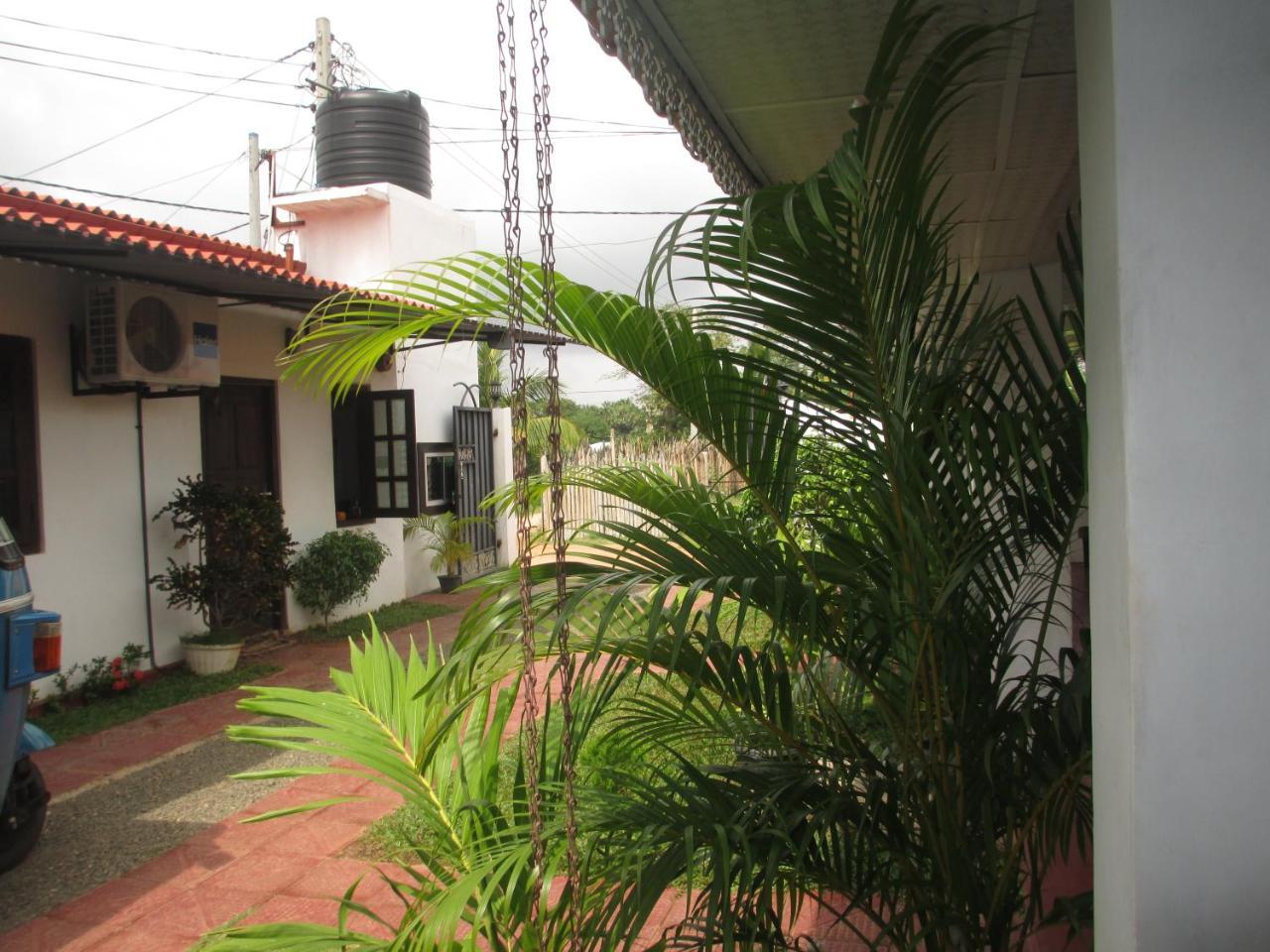Uppuveli Beach House Trincomalee Exterior foto